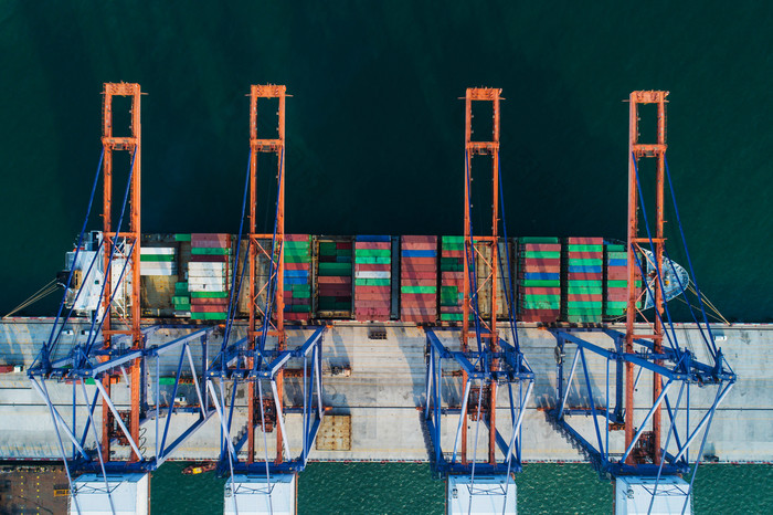 空中视图海港口容器货物加载船进口出口业务物流运费运输航运业务物流贸易港口和航运货物港