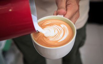 咖啡师使拿铁艺术杯咖啡拿铁咖啡商店