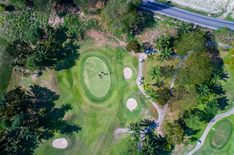 空中视图<strong>摄影</strong>森林和高尔夫球<strong>课程</strong>与湖高尔夫球和体育运动俱乐部