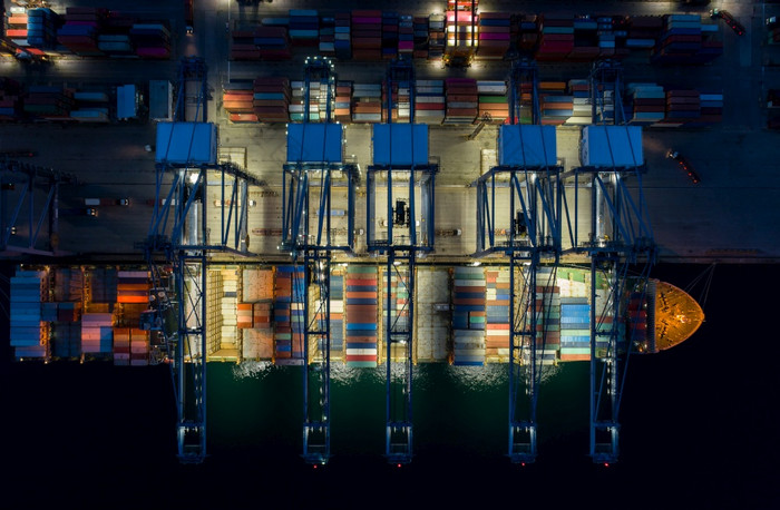 晚上场景空中视图海港口容器货物加载船进口出口业务物流运费运输航运业务物流贸易港口和航运货物港