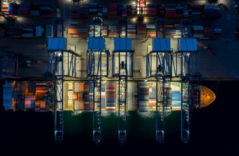 晚上场景空中视图海港口容器货物加载船进口出口业务<strong>物流</strong>运费运输航运业务<strong>物流</strong>贸易港口和航运货物港