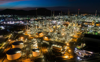 空中视图晚上光石油终端工业设施为存储石油和石化石油制造业产品准备好了为运输和业务运输权力电植物