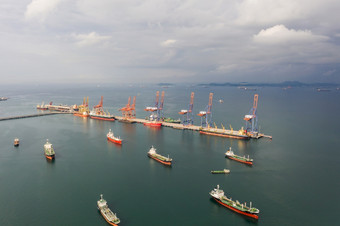 空中视图的船携带的液化石油气和石油油轮的海港口为能源出口和进口业务为运输经济国际贸易海运输