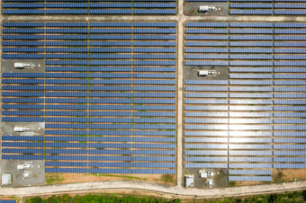 太阳能细胞能源农场高角视图太阳能面板能源农场完整的框架背景纹理空中视图权力植物和绿色能源和全球气候变暖概念