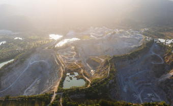 空中无人机飞行在的花岗岩采石场在的森林起重机和设备为生产花岗岩和大理石采石场建设花岗岩矿业行业原因空气污染