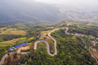 无人机空中视图美丽的道路合适的为假期开车的绕组山路和美丽的自然日落时间和冬天天气北部泰国