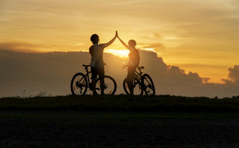 年轻的夫妇爱有趣的和快乐骑山自行车后新冠病毒冠状病毒爆发结束的冠状病毒爆发轮廓骑自行车<strong>男人</strong>。和女人骑山自行车日落时间