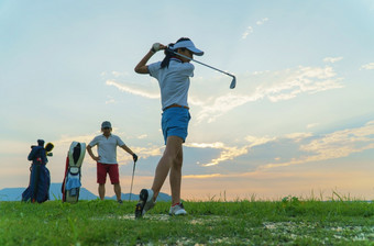 夫妇行动玩高尔夫球在一起障碍高尔夫球<strong>演习</strong>粗糙的区域和困难<strong>演习</strong>困难时间保持在一起的家庭课程美丽的自然轮廓