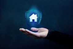 房子家庭保险概念公司支持和保护他们的客户盾首页图标浮动在小心手势手商人