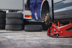 轮胎更换概念车库rsquo工具和设备车维护和服务