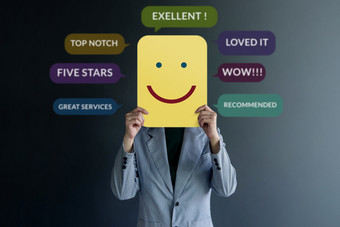 客户经验概念快乐客户端站的墙与微笑脸纸包围积极的审查演讲泡沫