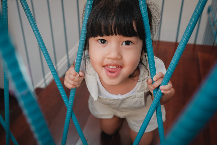 好玩的孩子们童年概念小可爱的年老女孩幸福时刻孩子们玩房子看相机