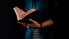 阅读概念人持有打开圣经书手黑暗语气裁剪图像