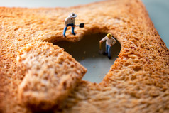爱概念伤心的关系集团工人微型修复燃烧切片烤面包与形状心