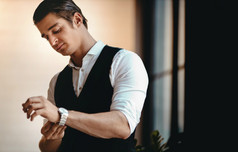 肖像年轻的自信首席执行官领袖的现代工作场所自信高加索人商人正式的衣服穿手表