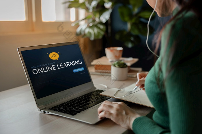 学习在线概念年轻的女人使用电脑移动PC学习电子学习课程从的互联网首页