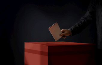 选举概念人下降投票卡成的投票盒子黑暗电影语气