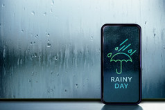 多雨的一天概念天气信息预测显示移动电话屏幕视图从内部通过玻璃窗口