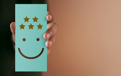 客户经验概念快乐客户端给积极的审查纸卡反馈快乐脸图标和五个明星评级客户端rsquo满意度调查市场营销策略