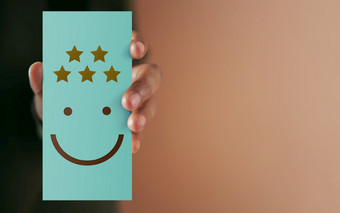 客户经验概念快乐客户端给积极的审查纸卡反馈快乐脸图标和五个明星评级客户端rsquo满意度调查市场营销策略