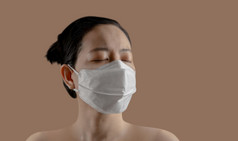 积极的考虑到在冠状病毒空气污染情况精神健康概念头拍摄亚洲女人穿外科手术面具眼睛关闭和保持平静