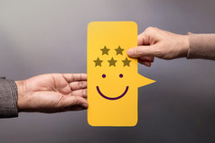 客户经验概念快乐客户端给五个明星评级和微笑脸反馈泡沫演讲卡商人积极的审查满意度调查高最好的优秀的分数