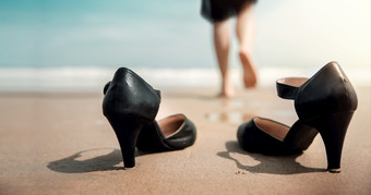 <strong>工作生活平衡</strong>概念业务女人取从她的<strong>工作</strong>鞋子和离开的沙子海滩为走成的海阳光明媚的一天辞职<strong>工作</strong>办公室郊游夏天假期低角视图