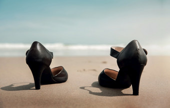 工作生活平衡概念业务女人取从她的工作鞋子和离开的沙子海滩为走成的海阳光明媚的一天辞职工作办公室郊游夏天假期低角视图