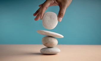 生活平衡概念手设置白色自然Zen石头堆栈平衡心灵魂和<strong>精神精神</strong>冥想实践