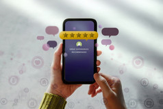 客户经历概念快乐客户端使用智能手机阅读审查评级为在线满意度调查积极的反馈移动电话