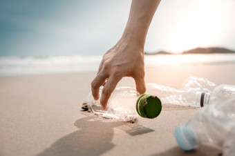 环境生态哪可再生概念志愿者旅行者收集塑料瓶浪费的海滩沙子保持海滩清洁