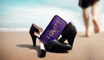 辞<strong>职工</strong>作概念业务女人取从工作鞋子和离开的沙子海滩为走成的海辞职消息移动电话夏天假期低角视图
