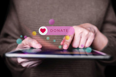 在线捐赠志愿者和慈善机构概念使捐赠通过互联网数字平板电脑特写镜头拍摄