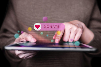 在线捐赠<strong>志愿者</strong>和慈善机构概念使捐赠通过互联网数字平板电脑特写镜头拍摄