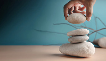 生活平衡概念手设置白色自然Zen石头堆栈平衡心灵魂和<strong>精神精神</strong>冥想实践