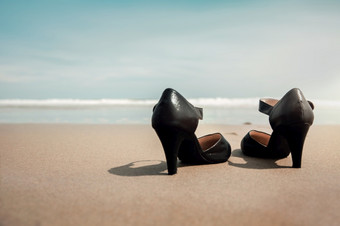工作生活平衡概念业务女人取从工作鞋子和离开的沙子海滩为走成的海辞<strong>职工</strong>作办公室郊游夏天假期低角视图