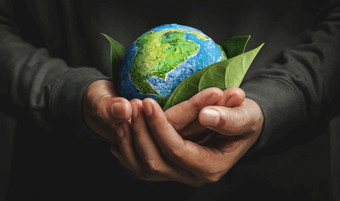 世界地球一天概念绿色能源可再生和可持续发展的<strong>资源</strong>环境和<strong>生态</strong>哪手拥抱绿色叶和手工制作的全球