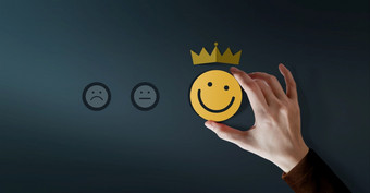 客户忠诚概念客户端经历快乐客户给积极的服务评级为满意度现在微笑脸和皇冠