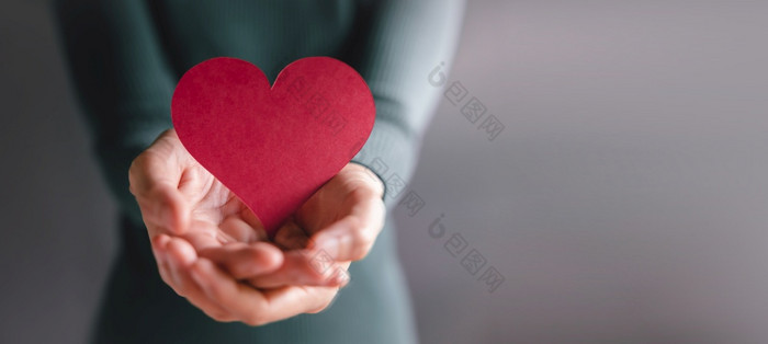 爱健康哪捐赠和慈善机构概念关闭志愿者持有心形状纸