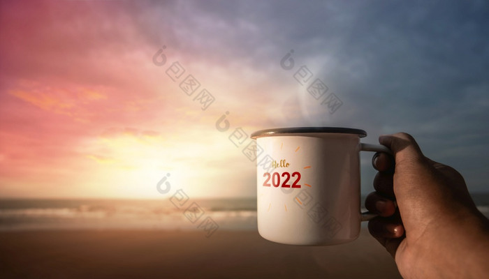 一年概念开始和庆祝为新一年喝热咖啡的海滩在日出说你好一年观点视图