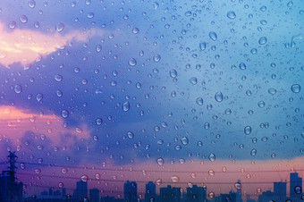 多雨的一天城市在《暮光之城》集中滴水纹理背景<strong>雨滴玻璃窗</strong>口