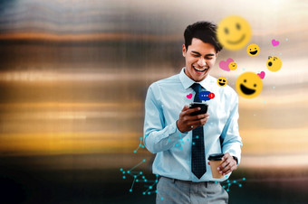 快乐的年轻的亚洲商人使用移动电话的城市享受社会媒体应用程序包围许<strong>多图</strong>标