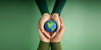 世界地球一天概念绿色能源环境、社会和治理可再生和可持续发展的资源环境哪手人拥抱手工制作的全球保护地球在一起前视图