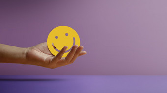 积极的心享受生活概念手持有微笑脸纸标志精神健康幸福和健康的生活方式快乐客户端给积极的审查和反馈
