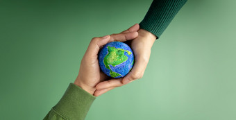 世界<strong>地球</strong>一天概念绿色能源环境、社会和治理可再生和可持续发展的资源环境哪手人拥抱手工制作的全球<strong>保护地球</strong>在一起前视图