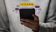 客户经历概念快乐客户端使用智能手机提交五个明星审查评级为在线满意度调查积极的反馈移动电话