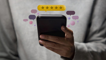 客户经历概念快乐客户端使用智能手机提交五个明星审查评级为在线<strong>满意度调查</strong>积极的反馈移动电话