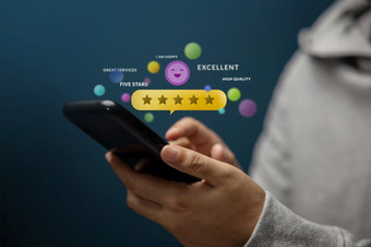 客户经历概念快乐客户端使用智能手机审查五个明星评级为在线<strong>满意度调查</strong>积极的反馈移动电话