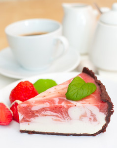 自制的草莓芝士蛋糕而且表示咖啡的表格