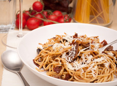意大利面辣椒与丰吉波莫多里干意大利面与蘑菇而且干西红柿